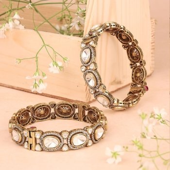 Trinkets photography that makes the brilliance last forever....Follow for more -@shutterex.inDm us now to book your shoot - @shutterex.in...#ProductPhotography #JewelryPhotography #CreativeShots #PhotographyInspira